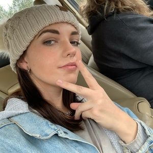 Meet your Posher, Caitlyn